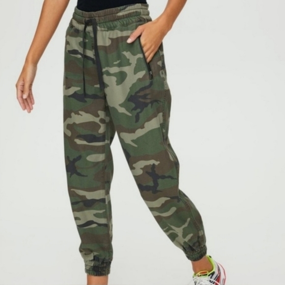 Aritzia TNA Camo Camouflage Joggers Alix Pants - Picture 2 of 8